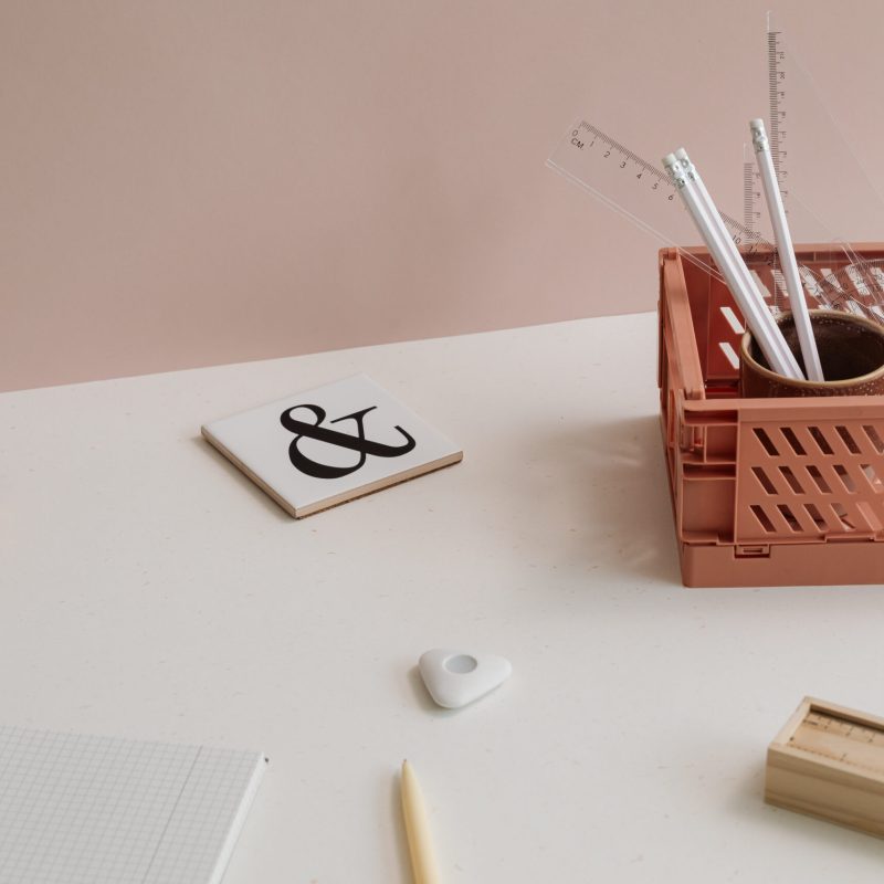kaboompics_pastel-and-minimalist-stationery-aesthetic-collection-modern-desk-accessories-and-school-supplies-36699